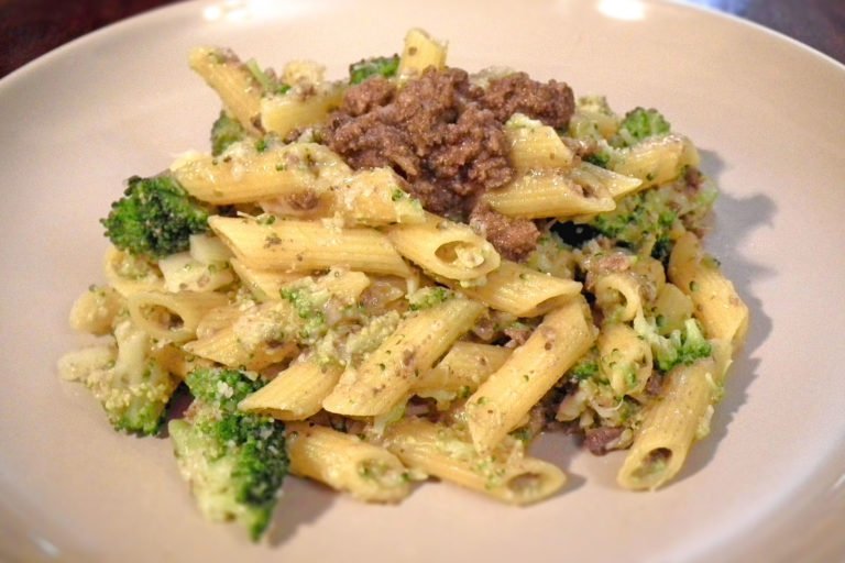 Fusilli pasta with peverada and broccoli