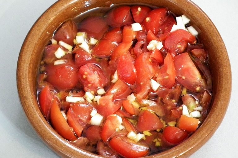 Tomato and garlic bruschetta